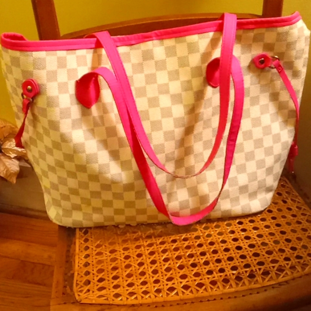 Fashion purse with minor flaws seen in pics 3-5